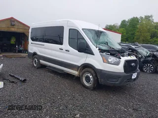 2024 Ford Transit Passenger XL z VIN 1FBAX2C89RKB89363, wystawiony jako IAAI lot #42216151 z przebiegiem 1 496 mil mil oraz . Historia ofert i sprzedaży dostępna na DreamBid. Obrazek 1.