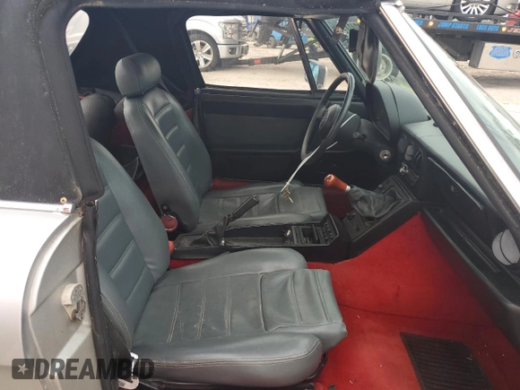 1990 Alfa Romeo Spider z VIN ZARBA12T0L6002373, wystawiony jako Copart lot #75362404 z przebiegiem 73 479 mil mil oraz Nie do naprawy • Non repairable. Historia ofert i sprzedaży dostępna na DreamBid. Obrazek 10.