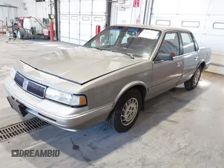 1996 Oldsmobile Cutlass Ciera 1SA VX5 z VIN 1G3AJ55M7T6328219, wystawiony jako IAAI lot #41663474 z przebiegiem 124 853 mil mil oraz . Historia ofert i sprzedaży dostępna na DreamBid. Obrazek 2.
