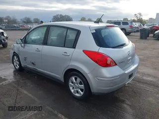 2007 Nissan Versa S z VIN 3N1BC13E47L369909, wystawiony jako IAAI lot #41831330 z przebiegiem 115 767 mil mil oraz . Historia ofert i sprzedaży dostępna na DreamBid. Obrazek 3.