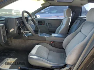 1988 Pontiac Fiero z VIN 1G2PE11R1JP219470, wystawiony jako Copart lot #77772864 z przebiegiem 94 011 mil mil oraz Szkody całkowita. Historia ofert i sprzedaży dostępna na DreamBid. Obrazek 7.