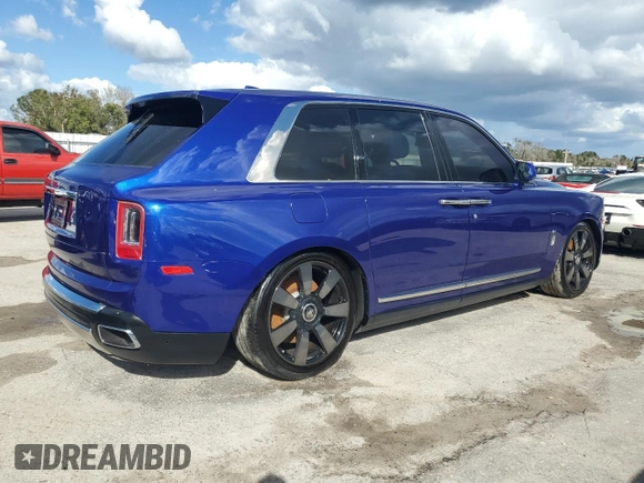2023 Rolls-Royce Cullinan z VIN SLATV4C00PU216605, wystawiony jako Copart lot #74923524 z przebiegiem 13 428 mil mil oraz Nie do naprawy. Historia ofert i sprzedaży dostępna na DreamBid. Obrazek 3.