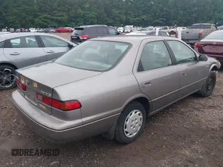 1998 Toyota Camry LE z VIN 4T1BG22KXWU202064, wystawiony jako IAAI lot #42294073 z przebiegiem 245 032 mil mil oraz . Historia ofert i sprzedaży dostępna na DreamBid. Obrazek 4.