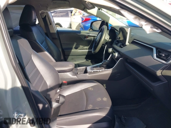 2023 Toyota RAV4 XLE Premium z VIN JTMA1RFV7PJ041609, wystawiony jako IAAI lot #41861931 z przebiegiem 18 862 mil mil oraz . Historia ofert i sprzedaży dostępna na DreamBid. Obrazek 5.
