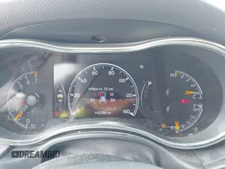 2019 Jeep Grand Cherokee Altitude z VIN 1C4RJEAG7KC533316, wystawiony jako IAAI lot #42471064 z przebiegiem 142 299 mil mil oraz . Historia ofert i sprzedaży dostępna na DreamBid. Obrazek 7.