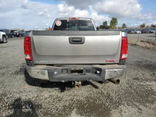 2008 GMC Sierra 2500HD SLT z VIN 1GTHK29618E181379, wystawiony jako Copart lot #78244454 z przebiegiem 161 846 mil mil oraz Szkoda całkowita • Salvage title. Historia ofert i sprzedaży dostępna na DreamBid. Obrazek 6.
