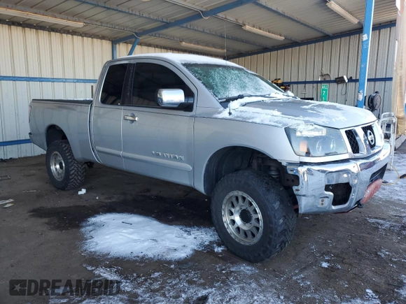 2005 Nissan Titan SE z VIN 1N6AA06B05N561722, wystawiony jako Copart lot #41987285 z przebiegiem 203 558 mil mil oraz Szkoda całkowita • Salvage title. Historia ofert i sprzedaży dostępna na DreamBid. Obrazek 4.