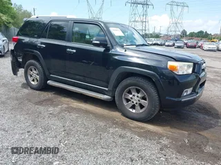 2011 Toyota 4Runner Trail z VIN JTEBU5JR5B5050319, wystawiony jako IAAI lot #42180272 z przebiegiem 218 536 mil mil oraz . Historia ofert i sprzedaży dostępna na DreamBid. Obrazek 1.