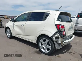 2015 Chevrolet Sonic LTZ z VIN 1G1JE6SB1F4164892, wystawiony jako IAAI lot #42359377 z przebiegiem 104 248 mil mil oraz . Historia ofert i sprzedaży dostępna na DreamBid. Obrazek 3.