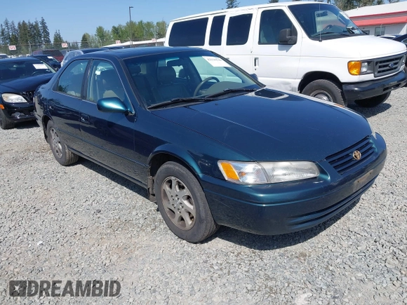1998 Toyota Camry LE z VIN JT2BF28K4W0101312, wystawiony jako IAAI lot #42116546 z przebiegiem 365 712 mil mil oraz . Historia ofert i sprzedaży dostępna na DreamBid. Obrazek 1.