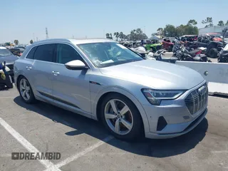 2019 Audi e-tron Prestige z VIN WA1VAAGE9KB010814, wystawiony jako IAAI lot #42632795 z przebiegiem 90 497 mil mil oraz . Historia ofert i sprzedaży dostępna na DreamBid. Obrazek 1.