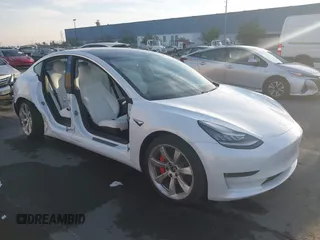 2019 Tesla Model 3 Long Range z VIN 5YJ3E1EB9KF514626, wystawiony jako IAAI lot #41067965 z przebiegiem 43 598 mil mil oraz . Historia ofert i sprzedaży dostępna na DreamBid. Obrazek 1.