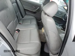 2006 BMW 3 Series 330i z VIN WBAVB33516PS19636, wystawiony jako Copart lot #58775395 z przebiegiem 176 357 mil mil oraz Czysty tytuł • Clean title. Historia ofert i sprzedaży dostępna na DreamBid. Obrazek 10.