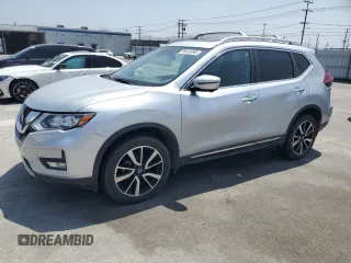 2020 Nissan Rogue SV z VIN 5N1AT2MV7LC764438, wystawiony jako Copart lot #58435095 z przebiegiem 13 691 mil mil oraz Czysty tytuł • Clean title. Historia ofert i sprzedaży dostępna na DreamBid. Obrazek 1.