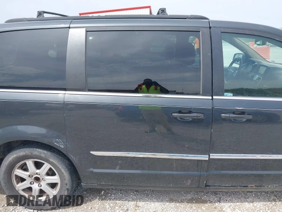 2012 Chrysler Town & Country Touring z VIN 2C4RC1BG8CR189120, wystawiony jako IAAI lot #42014671 z przebiegiem 204 734 mil mil oraz . Historia ofert i sprzedaży dostępna na DreamBid. Obrazek 6.