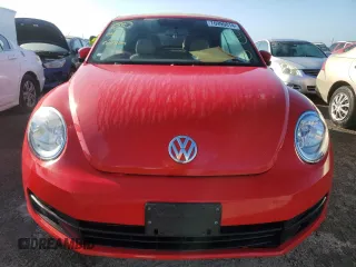 2014 Volkswagen Beetle 1.8T w/Premium z VIN 3VW517AT9EM819966, wystawiony jako Copart lot #76990014 z przebiegiem Nie podano mil oraz Nie do naprawy • Non repairable. Historia ofert i sprzedaży dostępna na DreamBid. Obrazek 5.