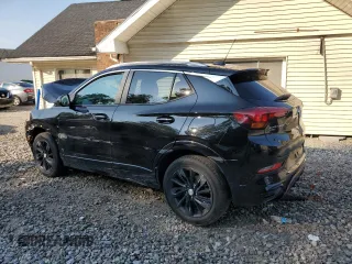 2023 Buick Encore GX Select z VIN KL4MMESL9PB055582, wystawiony jako Copart lot #62452115 z przebiegiem 30 207 mil mil oraz Szkoda całkowita • Salvage title. Historia ofert i sprzedaży dostępna na DreamBid. Obrazek 2.