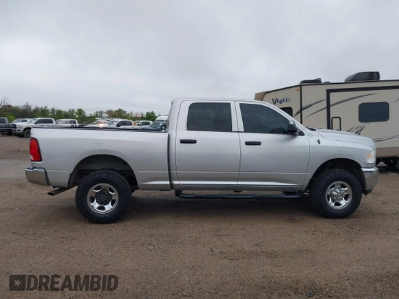 2013 Ram 2500 Tradesman z VIN 3C6TR5CT1DG562584, wystawiony jako IAAI lot #41958471 z przebiegiem 185 426 mil mil oraz . Historia ofert i sprzedaży dostępna na DreamBid. Obrazek 13.