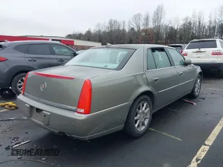 2010 Cadillac DTS 1SC z VIN 1G6KD5EY3AU134362, wystawiony jako IAAI lot #41579786 z przebiegiem 131 969 mil mil oraz . Historia ofert i sprzedaży dostępna na DreamBid. Obrazek 4.