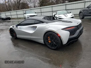 2023 McLaren Artura z VIN SBM16AEA4PW001953, wystawiony jako Copart lot #88790405 z przebiegiem 6864 mil mil oraz Nie do naprawy. Historia ofert i sprzedaży dostępna na DreamBid. Obrazek 2.