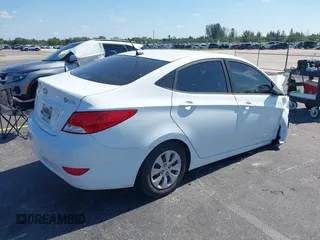 2017 Hyundai Accent SE z VIN KMHCT4AE7HU222363, wystawiony jako IAAI lot #42310268 z przebiegiem 122 940 mil mil oraz . Historia ofert i sprzedaży dostępna na DreamBid. Obrazek 4.