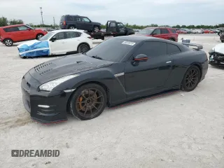 2013 Nissan GT-R Premium z VIN JN1AR5EF8DM261401, wystawiony jako Copart lot #50555815 z przebiegiem 52 298 mil mil oraz Szkody całkowita. Historia ofert i sprzedaży dostępna na DreamBid. Obrazek 1.