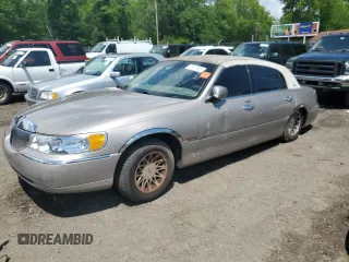 2000 Lincoln Town Car Signature z VIN 1LNHM82W1YY765928, wystawiony jako Copart lot #55403985 z przebiegiem Nie podano mil oraz Szkoda całkowita • Salvage title. Historia ofert i sprzedaży dostępna na DreamBid. Obrazek 1.