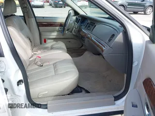 2010 Mercury Grand Marquis LS z VIN 2MEBM7FV7AX611959, wystawiony jako IAAI lot #41980176 z przebiegiem 112 885 mil mil oraz . Historia ofert i sprzedaży dostępna na DreamBid. Obrazek 5.