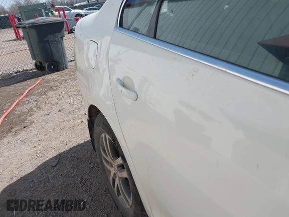 2006 Volkswagen Jetta 2.5L z VIN 3VWSF71K76M788634, wystawiony jako IAAI lot #41789391 z przebiegiem 180 683 mil mil oraz . Historia ofert i sprzedaży dostępna na DreamBid. Obrazek 6.