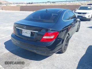 2012 Mercedes-Benz C 250 z VIN WDDGJ4HB7CF785844, wystawiony jako IAAI lot #42750461 z przebiegiem 125 968 mil mil oraz . Historia ofert i sprzedaży dostępna na DreamBid. Obrazek 4.