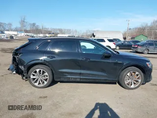 2021 Audi e-tron Premium Plus z VIN WA1LAAGE5MB012022, wystawiony jako IAAI lot #41458134 z przebiegiem 42 137 mil mil oraz . Historia ofert i sprzedaży dostępna na DreamBid. Obrazek 13.