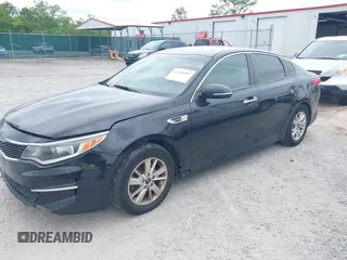 2017 Kia Optima LX z VIN 5XXGT4L36HG152832, wystawiony jako IAAI lot #42445597 z przebiegiem 183 875 mil mil oraz . Historia ofert i sprzedaży dostępna na DreamBid. Obrazek 20.