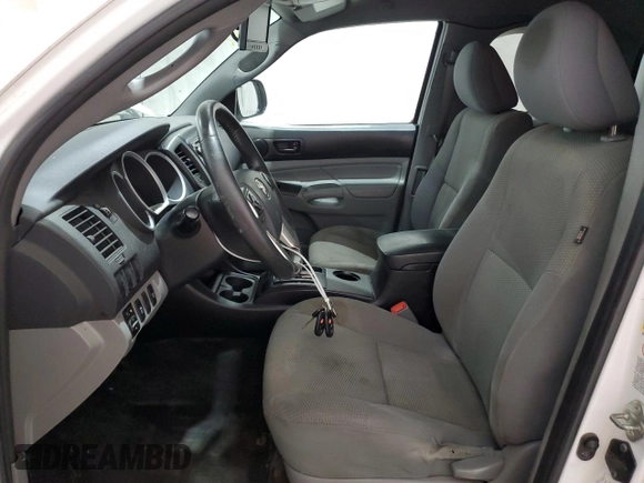 2015 Toyota Tacoma z VIN 5TFUX4ENXFX034293, wystawiony jako Copart lot #59129425 z przebiegiem 200 417 mil mil oraz Czysty tytuł • Clean title. Historia ofert i sprzedaży dostępna na DreamBid. Obrazek 7.