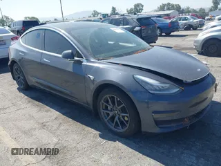 2020 Tesla Model 3 Standard Range Plus z VIN 5YJ3E1EA4LF597181, wystawiony jako IAAI lot #42283159 z przebiegiem 109 993 mil mil oraz . Historia ofert i sprzedaży dostępna na DreamBid. Obrazek 1.