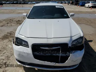 2019 Chrysler 300 S z VIN 2C3CCABG1KH654061, wystawiony jako Copart lot #47137005 z przebiegiem 109 896 mil mil oraz Szkoda całkowita • Salvage title. Historia ofert i sprzedaży dostępna na DreamBid. Obrazek 5.