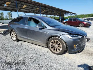 2017 Tesla Model X 90D z VIN 5YJXCBE22HF060645, wystawiony jako Copart lot #57907115 z przebiegiem 55 343 mil mil oraz Szkoda całkowita • Salvage title. Historia ofert i sprzedaży dostępna na DreamBid. Obrazek 4.
