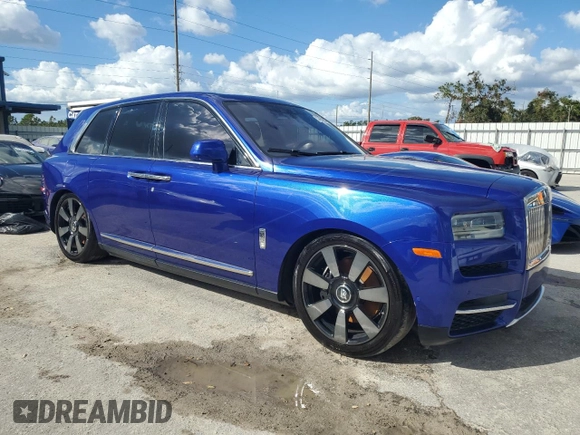 2023 Rolls-Royce Cullinan z VIN SLATV4C00PU216605, wystawiony jako Copart lot #74923524 z przebiegiem 13 428 mil mil oraz Nie do naprawy. Historia ofert i sprzedaży dostępna na DreamBid. Obrazek 4.
