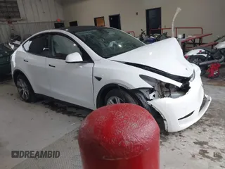 2023 Tesla Model Y Long Range z VIN 7SAYGAEEXPF789037, wystawiony jako IAAI lot #41551605 z przebiegiem 8 630 mil mil oraz . Historia ofert i sprzedaży dostępna na DreamBid. Obrazek 1.