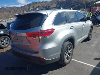2018 Toyota Highlander LE z VIN 5TDZZRFH1JS287507, wystawiony jako IAAI lot #41615820 z przebiegiem 71 232 mil mil oraz . Historia ofert i sprzedaży dostępna na DreamBid. Obrazek 4.