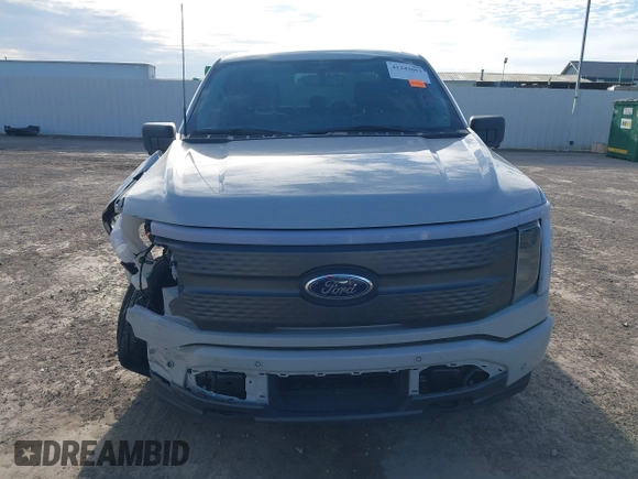 2023 Ford F-150 Lightning Pro z VIN 1FTVW1EL4PWG59817, wystawiony jako IAAI lot #41243052 z przebiegiem 9 859 mil mil oraz . Historia ofert i sprzedaży dostępna na DreamBid. Obrazek 12.
