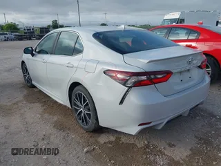 2023 Toyota Camry SE with VIN 4T1G11AK7PU090957, listed as a IAAI auction lot 42022132 with 62,556 mi miles. Bid and sale history available at carsss.com. Image 3.