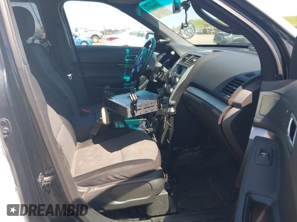 2013 Ford Utility Police Interceptor with VIN 1FM5K8AR7DGC25908, listed as a IAAI auction lot 42003694 with 137,422 mi miles. Bid and sale history available at carsss.com. Image 5.