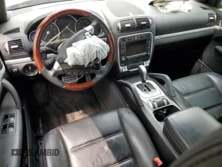 2004 Porsche Cayenne Turbo z VIN WP1AC29P44LA93499, wystawiony jako Copart lot #56761105 z przebiegiem Nie podano mil oraz Szkoda całkowita • Salvage title. Historia ofert i sprzedaży dostępna na DreamBid. Obrazek 8.