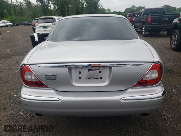 2005 Jaguar XJ Vanden Plas z VIN SAJWA82C15SG37427, wystawiony jako Copart lot #60749795 z przebiegiem 90 122 mil mil oraz Czysty tytuł • Clean title. Historia ofert i sprzedaży dostępna na DreamBid. Obrazek 6.