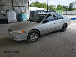 2001 Toyota Camry CE z VIN 4T1BG22K11U784435, wystawiony jako Copart lot #57150025 z przebiegiem 32 777 mil mil oraz Czysty tytuł • Clean title. Historia ofert i sprzedaży dostępna na DreamBid. Obrazek 1.