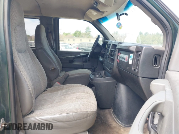 2008 Chevrolet Express Passenger z VIN 1GAGG25K481208039, wystawiony jako IAAI lot #42065395 z przebiegiem 390 738 mil mil oraz . Historia ofert i sprzedaży dostępna na DreamBid. Obrazek 5.
