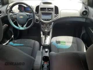 2014 Chevrolet Sonic LT z VIN 1G1JC5SH2E4140894, wystawiony jako Copart lot #55408215 z przebiegiem 122 783 mil mil oraz Szkoda całkowita • Salvage title. Historia ofert i sprzedaży dostępna na DreamBid. Obrazek 8.