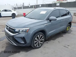 2022 Volkswagen Taos SE z VIN 3VVRX7B21NM007085, wystawiony jako IAAI lot #42018520 z przebiegiem 27 904 mil mil oraz . Historia ofert i sprzedaży dostępna na DreamBid. Obrazek 2.