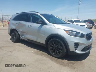 2019 Kia Sorento LX z VIN 5XYPG4A58KG597729, wystawiony jako IAAI lot #42370067 z przebiegiem 45 301 mil mil oraz . Historia ofert i sprzedaży dostępna na DreamBid. Obrazek 1.