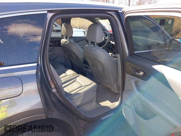 2019 Audi Q7 Premium Plus z VIN WA1LAAF75KD009898, wystawiony jako IAAI lot #41440668 z przebiegiem 56 525 mil mil oraz . Historia ofert i sprzedaży dostępna na DreamBid. Obrazek 8.